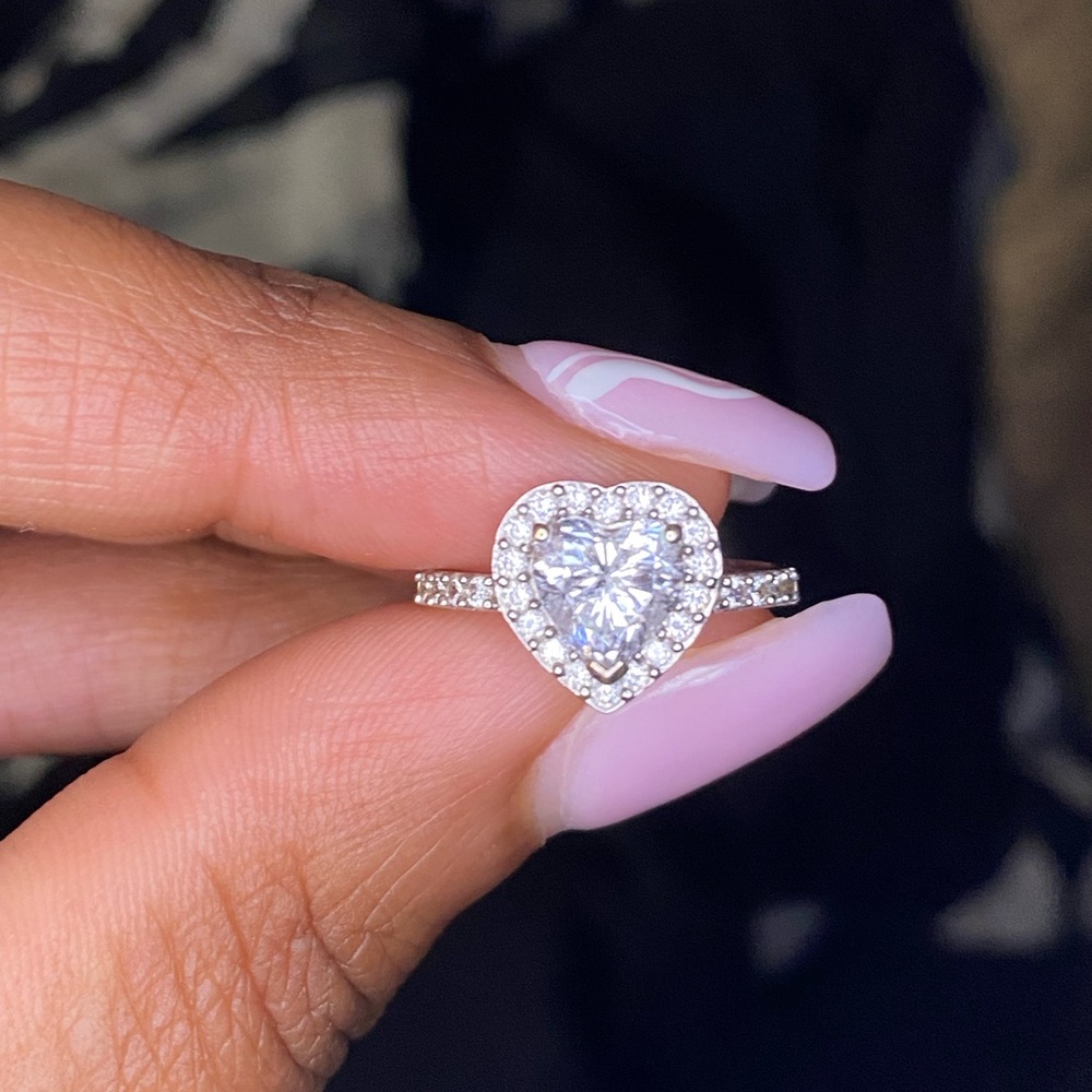 10k gold band heart shaped wedding/engagement ring - Picture 4 of 12